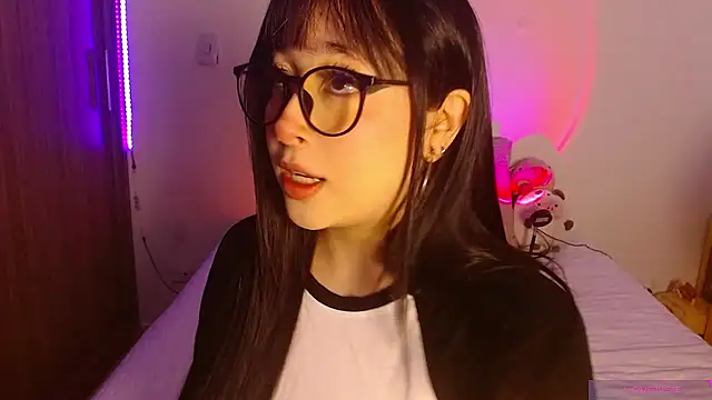 Oliviargf online show from June 21, 1:28 pm