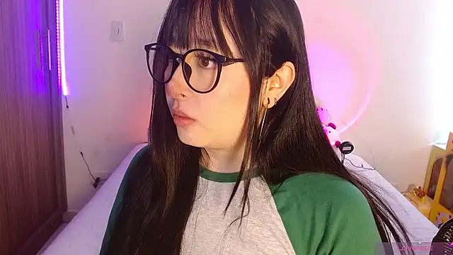 Oliviargf online show from May 28, 1:28 pm