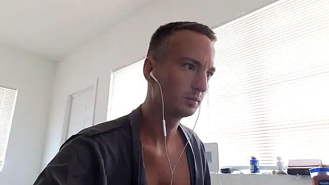 Snapshot of TheDaddy005 chatting on June 19, 6:03 pm TheDaddy005 online show from June 19, 6:03 pm