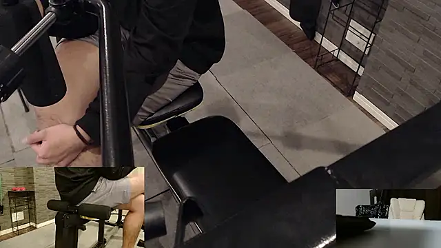 Snapshot of Stretch-man chatting on December 3, 5:23 pm Stretch-man online show from December 3, 5:23 pm