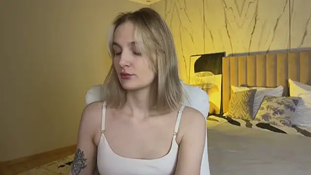 Vikky Moon  online show from April 23, 1:01 am