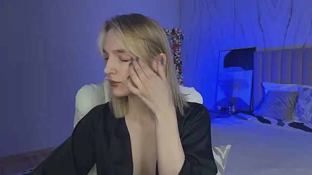  Vikky Moon  online show from April 19, 12:55 am