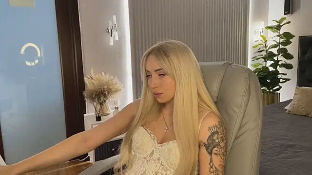 OhMyEmma online show from April 4, 1:01 am