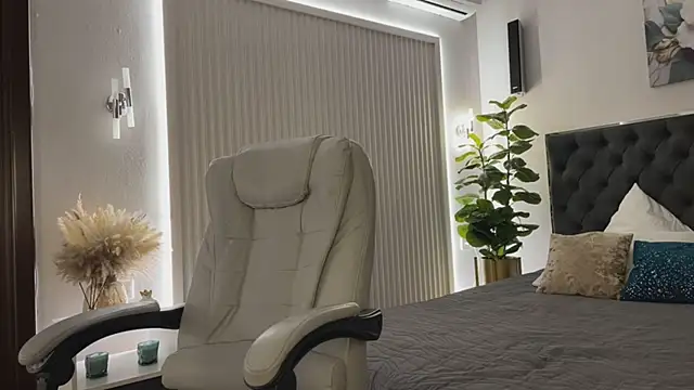 OhMyEmma online show from April 11, 1:24 am