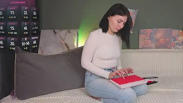 Charlotte Woods online show from November 3, 4:17 am