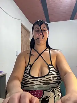 Snapshot of roldanmary chatting on February 11, 3:39 am roldanmary online show from February 11, 3:39 am