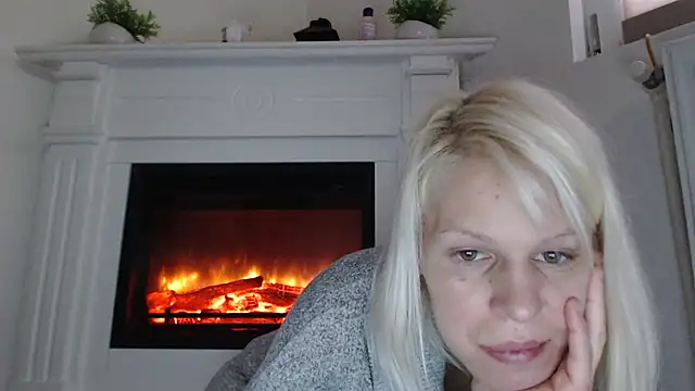 Snapshot of ElssaRush chatting on October 13, 4:58 am ElssaRush online show from October 13, 4:58 am