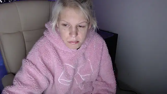 ElssaRush online show from December 3, 8:03 am