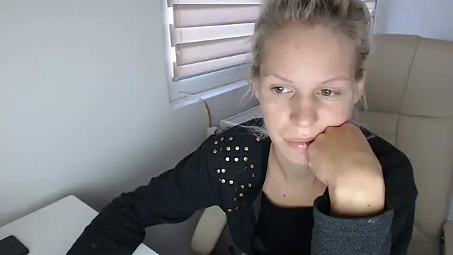 Snapshot of ElssaRush chatting on September 9, 5:17 am ElssaRush online show from September 9, 5:17 am