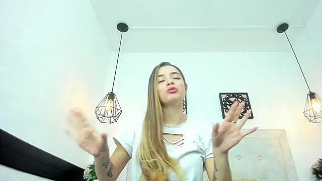 Snapshot of Lola_Blondie chatting on March 10, 12:06 pm Lola Blondie online show from March 10, 12:06 pm