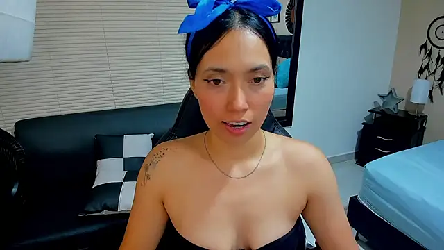 Snapshot of _LiilyWong chatting on March 4, 5:37 am LiilyWong online show from March 4, 5:37 am