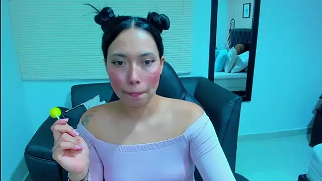 Snapshot of _LiilyWong chatting on October 11, 5:08 am LiilyWong online show from October 11, 5:08 am