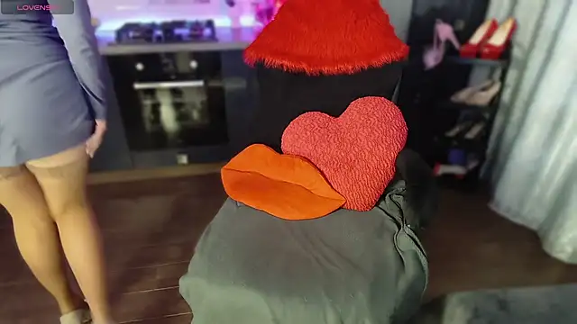 emlana online show from March 31, 2:52 pm