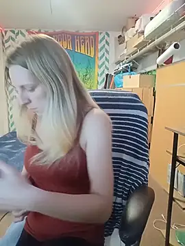 Snapshot of AlicePayne chatting on December 17, 2:05 am AlicePayne online show from December 17, 2:05 am