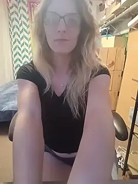 Snapshot of AlicePayne chatting on December 18, 1:55 am AlicePayne online show from December 18, 1:55 am