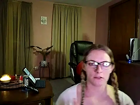 Snapshot of AlicePayne chatting on March 10, 5:11 am AlicePayne online show from March 10, 5:11 am