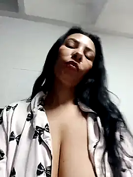 DaphneRosses online show from March 24, 2:06 pm