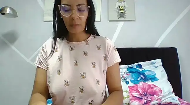 Snapshot of DaphneRosses chatting on March 19, 2:35 pm DaphneRosses online show from March 19, 2:35 pm