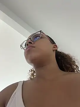 Snapshot of AlesiaCooper chatting on May 22, 2:20 am AlesiaCooper online show from May 22, 2:20 am