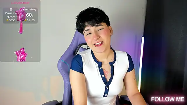 Snapshot of emma_cute7 chatting on December 16, 3:33 am emma cute7 online show from December 16, 3:33 am