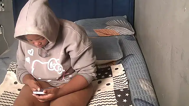 Snapshot of SexyShybarbie chatting on December 3, 4:13 am SexyShybarbie online show from December 3, 4:13 am