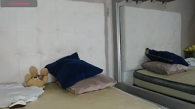 willow smitt online show from December 5, 12:59 pm