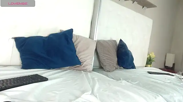 willow smitt online show from November 22, 12:37 pm