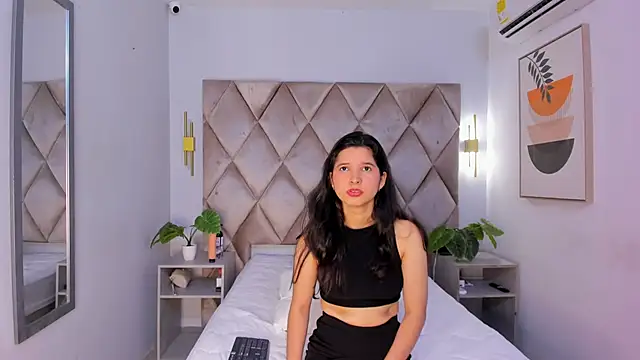Snapshot of lucianasmith_ chatting on March 13, 12:24 pm lucianasmith online show from March 13, 12:24 pm