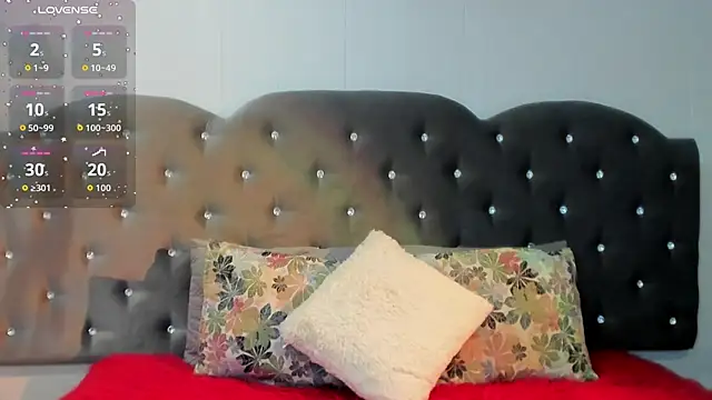 Snapshot of Lia_Valmont chatting on October 15, 12:35 pm Lia Valmont online show from October 15, 12:35 pm