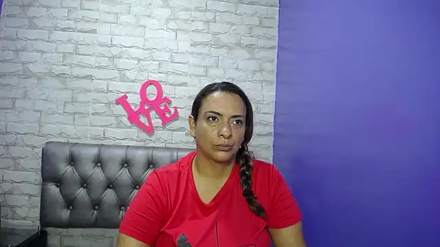 Snapshot of Milf-Prettyboobs chatting on May 7, 5:16 pm Milf-Prettyboobs online show from May 7, 5:16 pm
