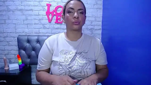 Snapshot of Milf-Prettyboobs chatting on June 6, 10:53 am Milf-Prettyboobs online show from June 6, 10:53 am