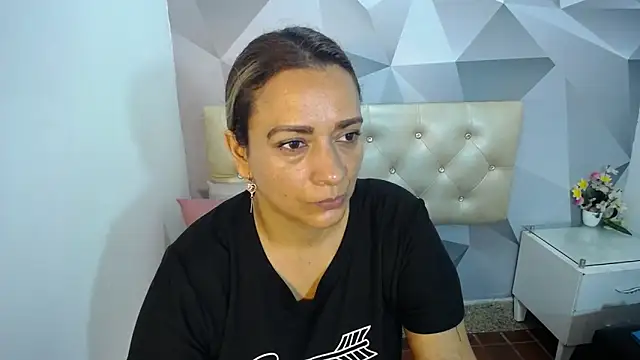 Snapshot of Milf-Prettyboobs chatting on November 18, 10:51 am Milf-Prettyboobs online show from November 18, 10:51 am