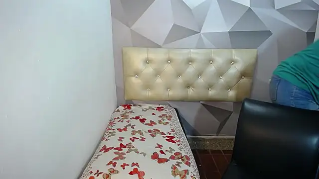 Snapshot of Milf-Prettyboobs chatting on November 30, 10:49 am Milf-Prettyboobs online show from November 30, 10:49 am