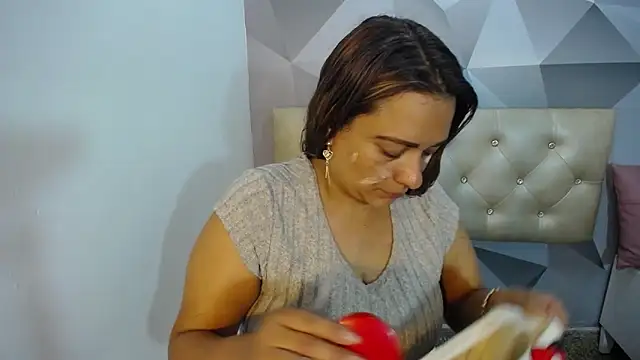 Snapshot of Milf-Prettyboobs chatting on November 6, 11:14 am Milf-Prettyboobs online show from November 6, 11:14 am