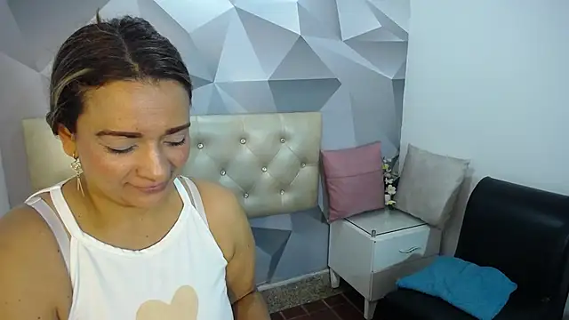 Snapshot of Milf-Prettyboobs chatting on November 12, 10:52 am Milf-Prettyboobs online show from November 12, 10:52 am