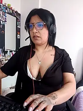 Snapshot of DaniPoison chatting on November 5, 5:49 pm DaniPoison online show from November 5, 5:49 pm