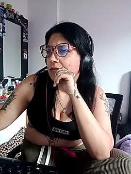 Snapshot of DaniPoison chatting on November 6, 8:13 pm DaniPoison online show from November 6, 8:13 pm