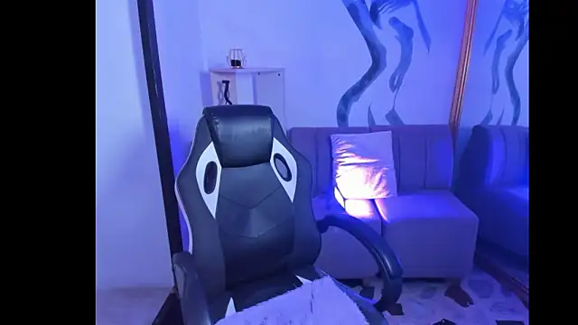 VanessaScott  online show from February 16, 8:35 am