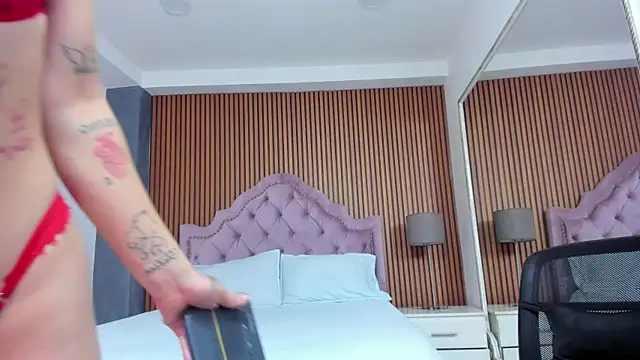 NaomiFrost online show from October 30, 1:42 pm