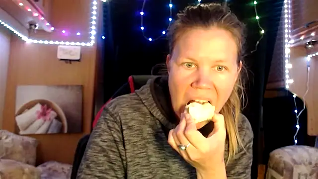 Snapshot of CallMeMaria chatting on March 15, 11:51 am CallMeMaria online show from March 15, 11:51 am