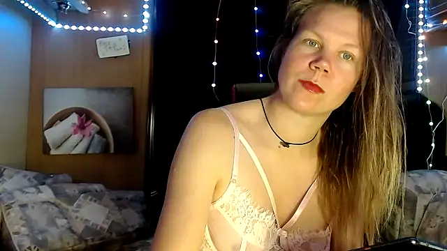 Snapshot of CallMeMaria chatting on March 10, 11:01 am CallMeMaria online show from March 10, 11:01 am