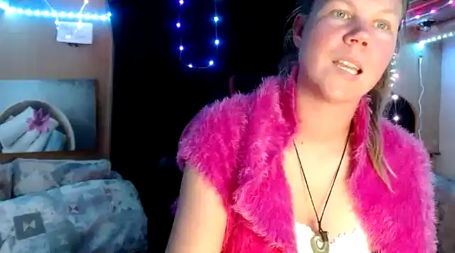 Snapshot of CallMeMaria chatting on February 10, 7:28 pm CallMeMaria online show from February 10, 7:28 pm