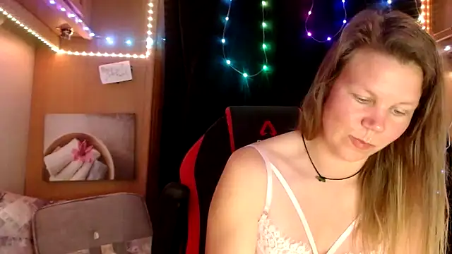 Snapshot of CallMeMaria chatting on March 10, 2:05 pm CallMeMaria online show from March 10, 2:05 pm