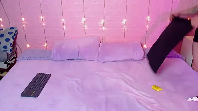 Snapshot of wet_valery chatting on February 18, 7:10 pm wet valery online show from February 18, 7:10 pm