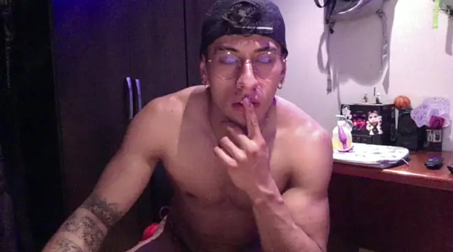 Snapshot of Thiago_Happy chatting on March 13, 4:16 am Thiago Happy online show from March 13, 4:16 am