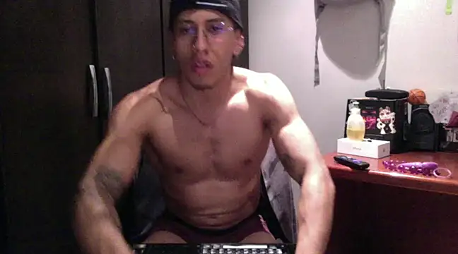 Snapshot of Thiago_Happy chatting on March 9, 5:00 am Thiago Happy online show from March 9, 5:00 am