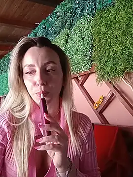 Snapshot of AlexisWhit chatting on May 16, 8:35 am AlexisWhit online show from May 16, 8:35 am