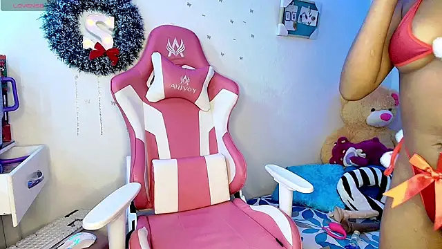 Snapshot of charlotte_walker1 chatting on December 20, 10:51 am charlotte walker1 online show from December 20, 10:51 am