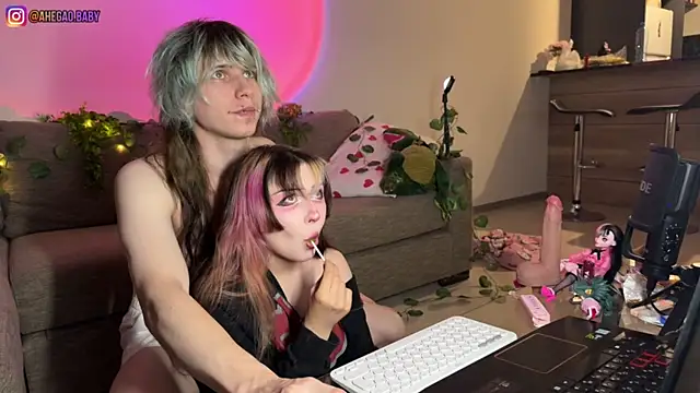 Snapshot of h3ntai_baby chatting on June 25, 6:35 pm h3ntai baby online show from June 25, 6:35 pm