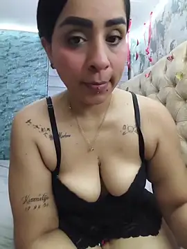 Snapshot of L_ucero chatting on February 18, 3:59 am L ucero online show from February 18, 3:59 am